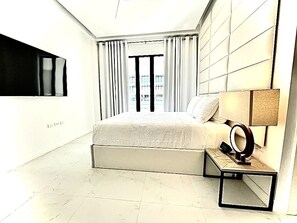 3 bedrooms, in-room safe, iron/ironing board, WiFi