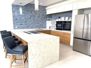 Kjøleskap, mikrobølgeovn, ovn og kokeplater