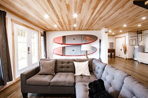 3 chambres, bureau, fer et planche à repasser, lit de bébé portatif