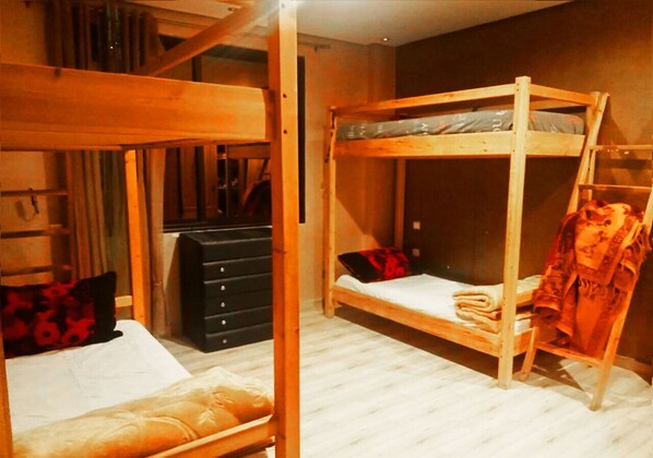 1 室のベッドルーム、セーフティボックス (室内)、WiFi (無料)、ベッドシーツ