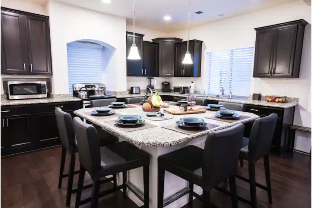 21 BEDS-Spacious luxury home-Over 5200sf 4 levels