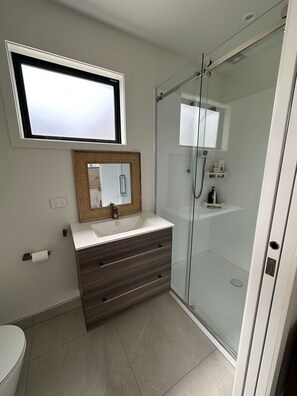 Douche, serviettes fournies, savon