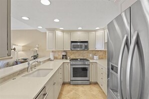 Cafetera y tetera, tostadora y comedor 