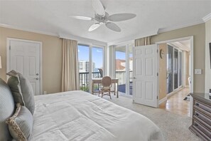 2 bedrooms, desk