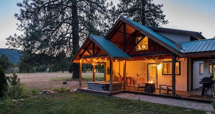 A cozy, private, pet friendly cabin that sleeps 6 guests with a hot tub