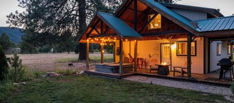 A cozy, private, pet friendly cabin that sleeps 6 guests with a hot tub