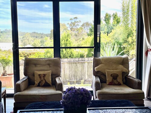 5 min walk to Milton Village,   5 min drive to the beach. 