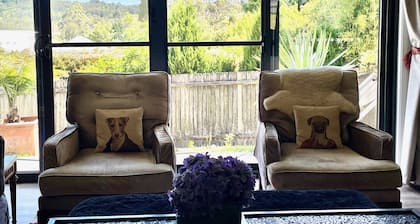 5 min walk to Milton Village, 5 min drive to the beach.