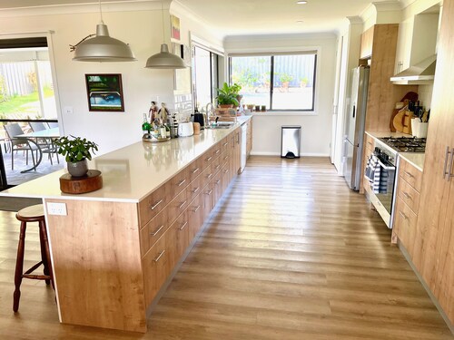 5 min walk to Milton Village,   5 min drive to the beach. 