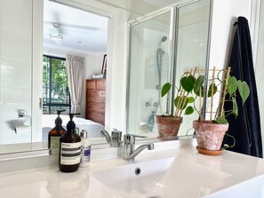 Dusche, Handtücher, Toilettenpapier