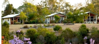 Hibiscus Cottage / Amamoor Homestead and Cottages