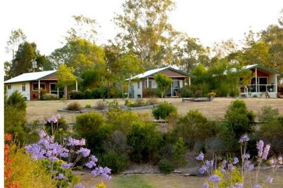 Hibiscus Cottage / Amamoor Homestead and Cottages