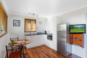 Fridge, microwave, toaster - Hibiscus Cottage / Amamoor Homestead and Cottages (Amamoor)