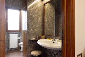 Duschwanne, Haartrockner, Bidet, Handtücher