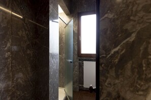 Duschwanne, Haartrockner, Bidet, Handtücher