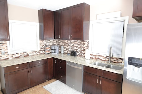Interior. Spacious Pet-Friendly 5BR, Sleeps 12+, Ideal for Families & Extended Stays