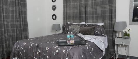 5 Schlafzimmer, Betten mit Memory-Foam-Matratzen, Schreibtisch