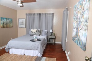 5 bedrooms, memory-foam beds, desk, iron/ironing board - Spacious Mid-Cent Home, Close to FSU/Stadium, FAMU, TCC, Capitol and Hospitals (Tallahassee)