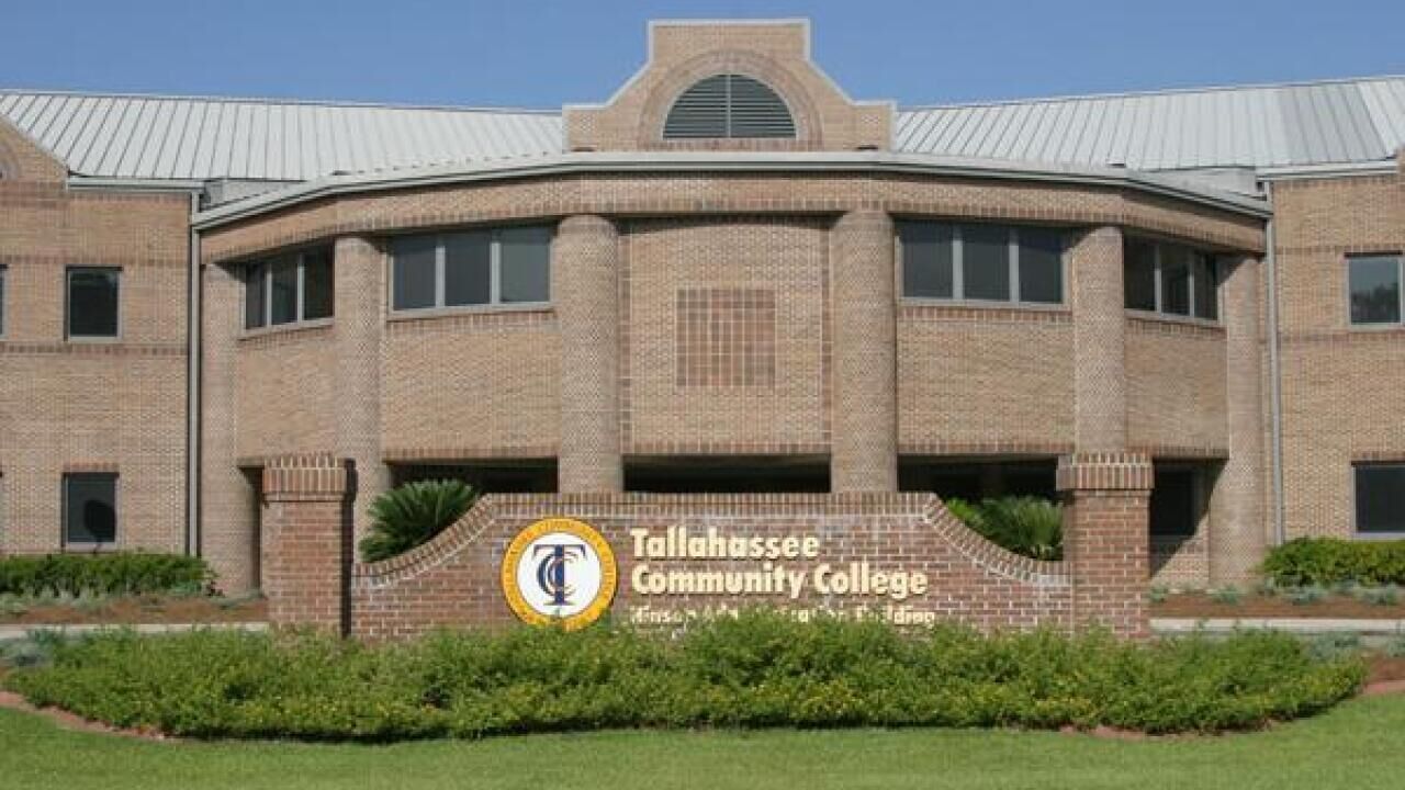 Ein Backsteinhaus mit einem Schild für das Tallahassee Community College.