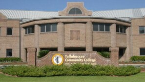 Um edifício de tijolos com a placa do Tallahassee Community College.