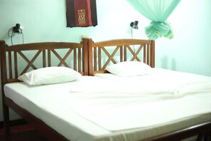 2 bedrooms, WiFi, bed sheets - Comfy villa near hikka beach (Hikkaduwa)