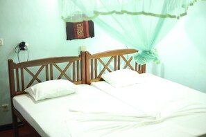 2 bedrooms, WiFi, bed sheets - Comfy villa near hikka beach (Hikkaduwa)