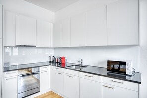 Kjøleskap, mikrobølgeovn, ovn og kokeplater