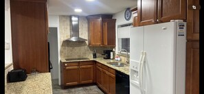 Jääkaappi, mikroaaltouuni, uuni, liesi