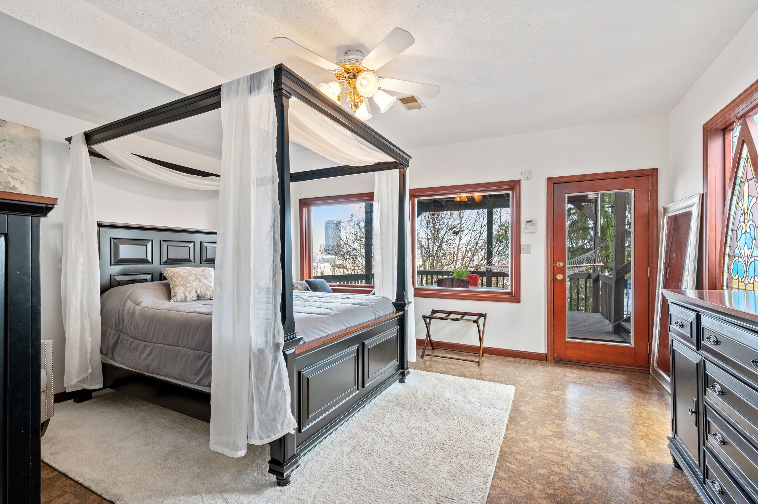 2 bedrooms, desk, WiFi, bed sheets