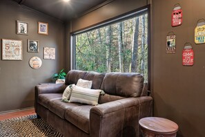 Una Smart TV, una chimenea, videojuegos, una mesa de tenis de mesa