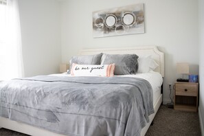 3 soveværelser, pengeskab på værelset, skrivebord, strygejern/strygebræt