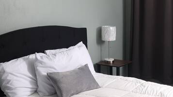 3 dormitorios, escritorio, tabla de planchar con plancha y cuna de viaje