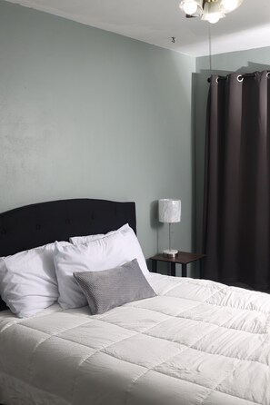 3 室のベッドルーム、デスク、アイロン / アイロン台、旅行用ベビーベッド