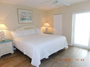 2 bedrooms, free WiFi, bed sheets - SUNSETS FROM LANAI! Trolley and shops within walking distance! (Bradenton Beach)