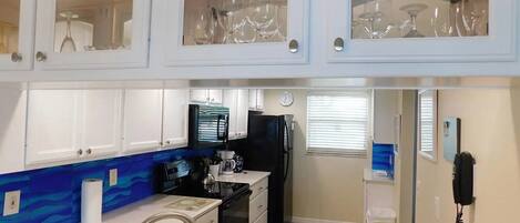 Réfrigérateur, four à micro-ondes, un four, surface de cuisson