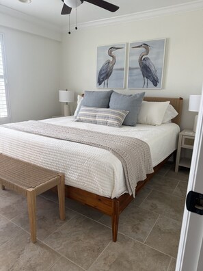 2 bedrooms, free WiFi, bed sheets - Newly renovated! Private, secluded 2/2 with side view and direct beach access! (Bradenton Beach)