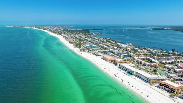 On the beach - Refreshed Beachfront Gem! Open November & December at great rates! Come on down! (Bradenton Beach)