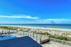 A heated pool - Beachfront and Beautiful with Stunning Views! Fall and Winter Dates Available (Bradenton Beach)