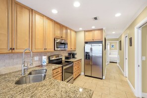 Frigorifero, microonde, forno, piano cottura