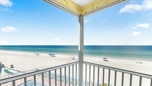 Ein Balkon mit Blick auf Strand und Pool.