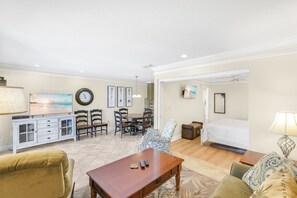 2 bedrooms, free WiFi, bed sheets - Unwind With Gulf Views, Tranquility and Beautiful Sunsets! (Bradenton Beach)
