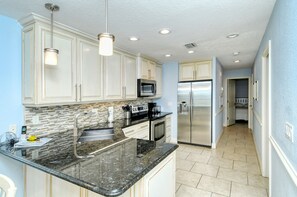 冷蔵庫、電子レンジ、オーブン、コンロ