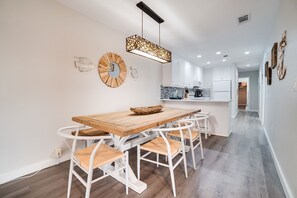 Dining - Beautifully updated! Tranquil with a stunning Gulf view!! (Bradenton Beach)