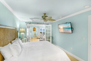 2 bedrooms, free WiFi, bed sheets - Beautiful Beach and sunset views along side private beach access! Call today to book for holiday vacation! (Bradenton Beach)