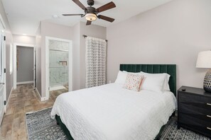 2 chambres, fer et planche à repasser, lit de bébé portatif
