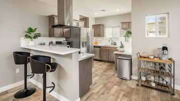 Coffee/tea maker, fridge, microwave, oven