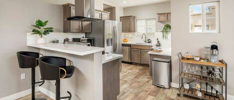 Réfrigérateur, micro-ondes, four, plaque de cuisson