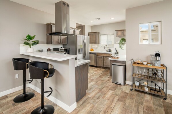 Kylskåp, mikrovågsugn, ugn och spishäll