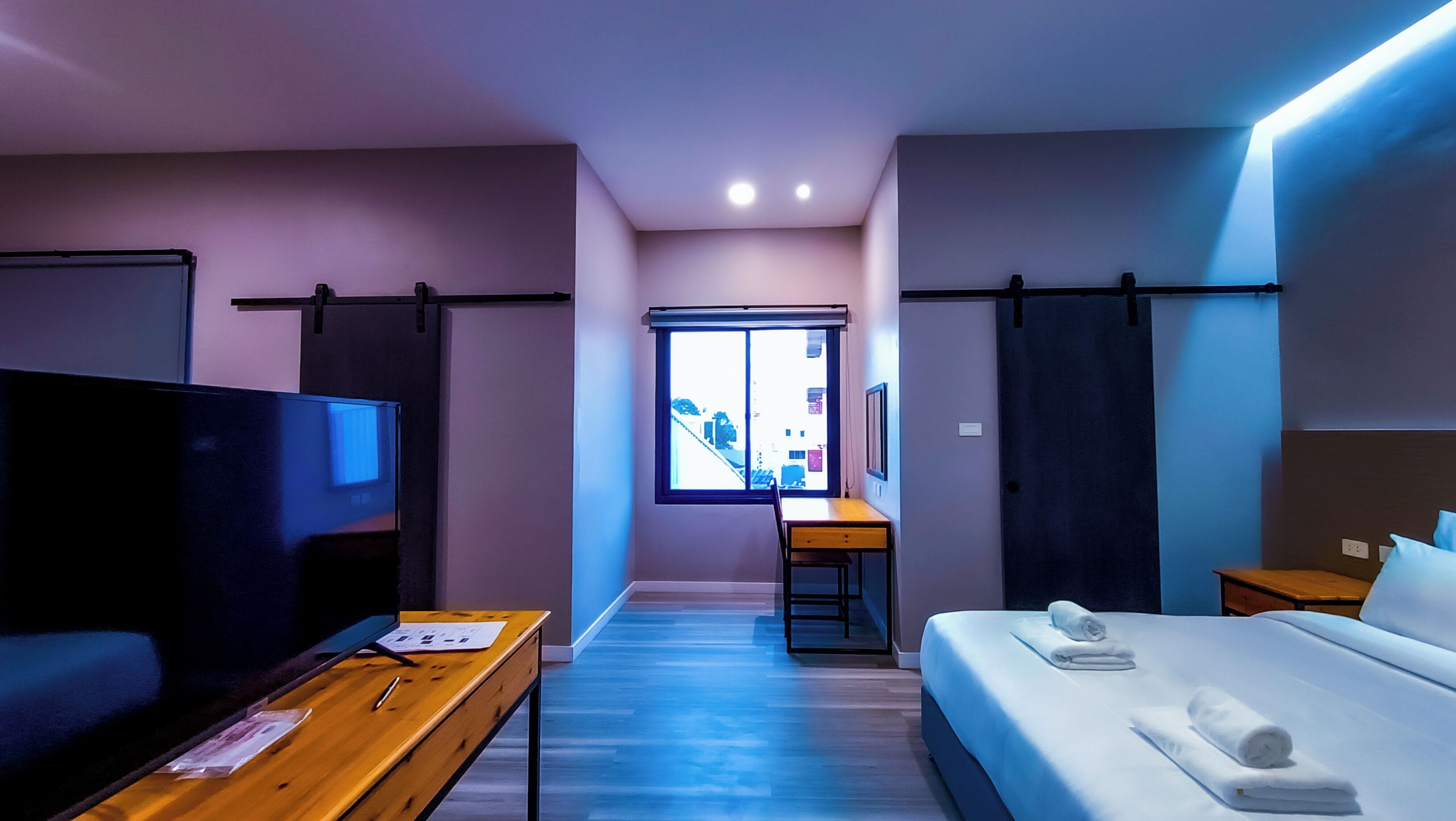 Family Room | Desk, laptop workspace, free WiFi, bed sheets