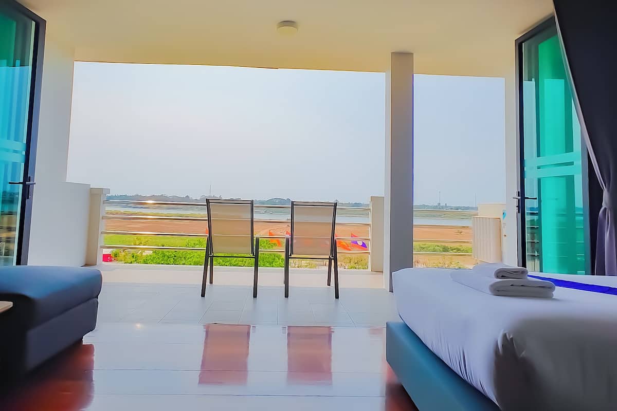 Junior Double Room | Desk, laptop workspace, free WiFi, bed sheets